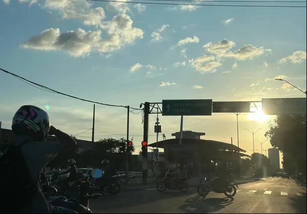 Pôr do sol em avenida de Teresina