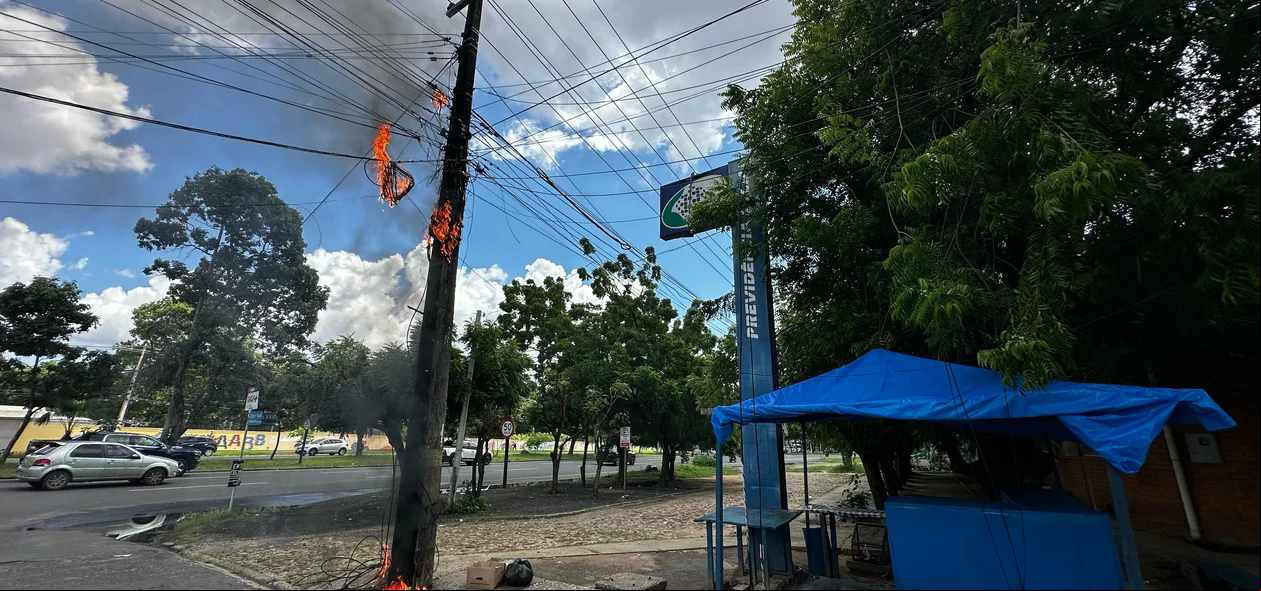 Poste pegou fogo no início da tarde deste sábado em frente a agência do INSS
