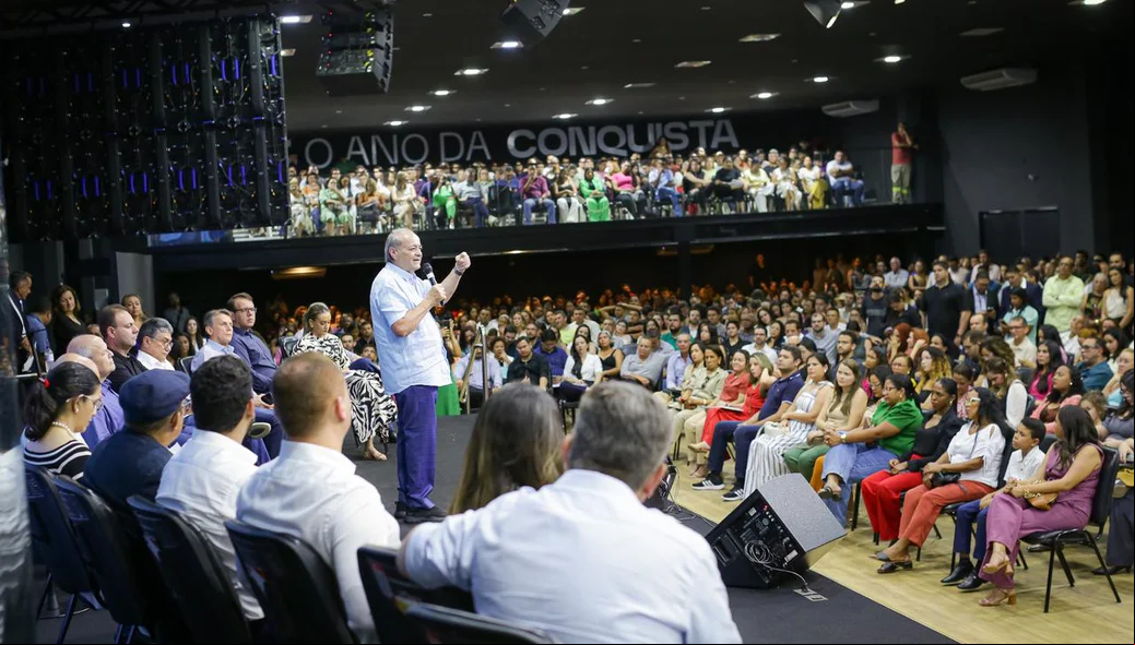 Prefeito Sílvio Mendes empossa 940 aprovados no concurso da FMS