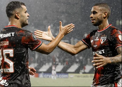 Alisson e André Silva comemorando vitória na Libertadores 2025