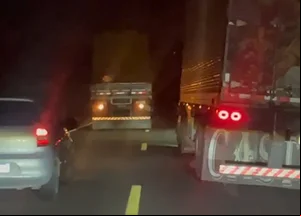 Caminhão fazendo zigue-zague na pista