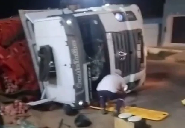 Caminhão que transportava batatas tombou na BR-135