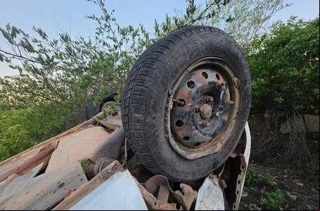 Carro caiu em um buraco e o motorista perdeu o controle