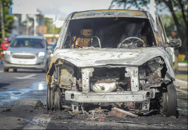 Carro completamente destruído na Avenida Frei Serafim