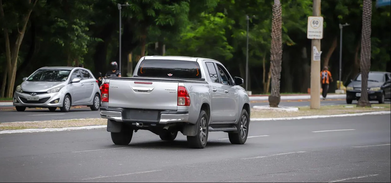 Carro da Polícia Federal após saída do shopping