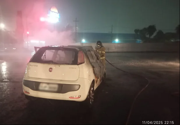 Carro ficou destruído pelo fogo