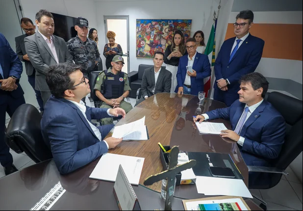 Chico Lucas entrega 12 projetos de lei ao presidente da Alepi, Severo Eulálio