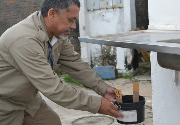 Instalação de armadilhas para o mosquito Aedes aegypti