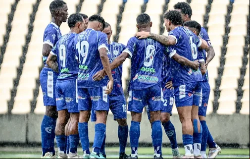 Jogadores do Parnahyba em duelo contra o Sampaio Corrêa pela Série D