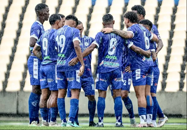 Jogadores do Parnahyba em duelo contra o Sampaio Corrêa pela Série D