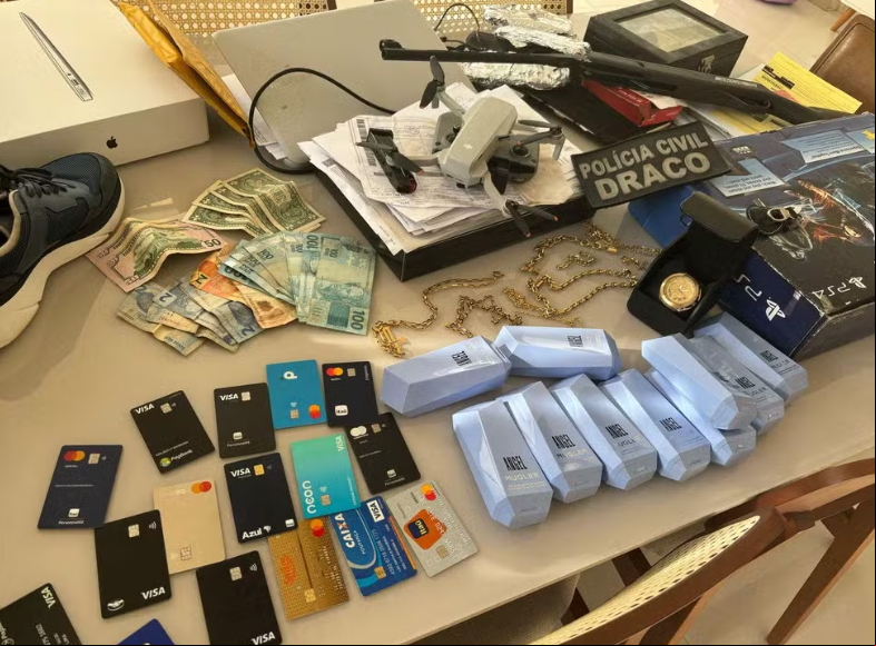 Materiais apreendidos durante a operação nesta quarta