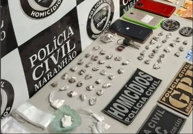 Os policiais encontraram porções de cocaína e maconha, dinheiro em espécie, celulares, entre outros