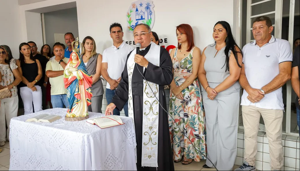 Padre abençoa reabertura da Prefeitura de Alto Longá