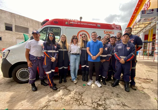 Prefeita Ivanária Sampaio com a equipe do SAMU