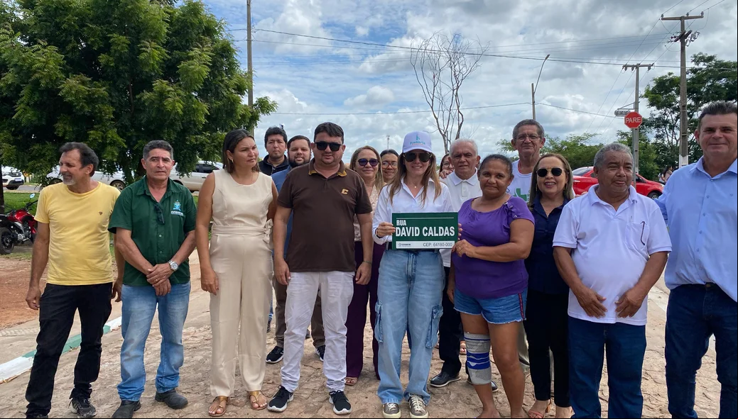 Prefeita Ivanária Sampaio e populares
