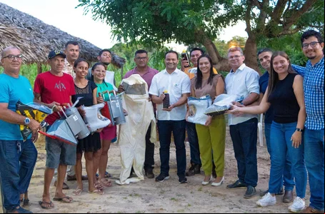 Prefeito Pedro Gomes entrega equipamentos para fortalecer apicultura em José de Freitas