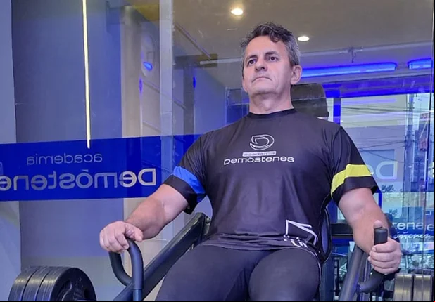 Professor Demóstenes Ribeiro demonstra equipamento específico para quem tem hérnia de disco