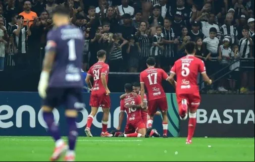 Sequeira fez os dois gols do Huracán contra o Corinthians