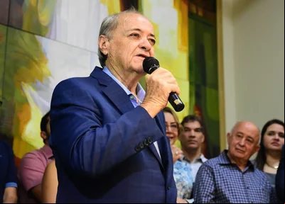 Sílvio Mendes (UB), prefeito de Teresina, durante seu discurso nessa segunda-feira (07) e Júlio César, deputado federal pelo PSD, ao fundo