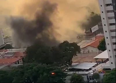 Uma explosão de um container provocou um incêndio de grandes proporções mo Quintal Aroeira