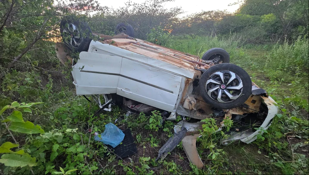 Veículo saiu da pista e capotou