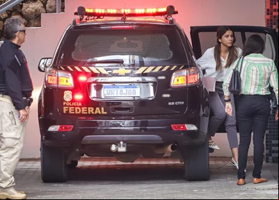 Vereadora Tatiana Medeiros sendo conduzida pela Polícia Federal