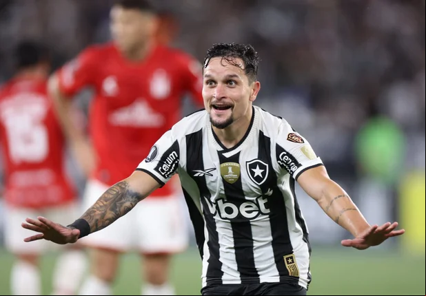Artur marcou no fim e foi o herói da vitória do Botafogo sobre o Estudiantes