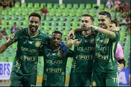Atlético Piauiense goleia e vira líder do Brasileiro