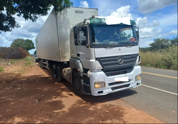 Caminhoneiro é preso por dirigir sob o efeito de drogas