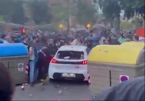Carro atropela torcedores