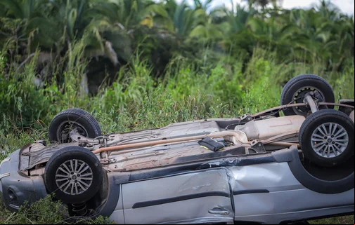 Carro capotou próximo à UFPI