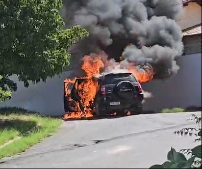 Carro incêndiado em Teresina