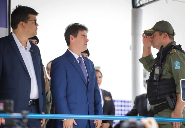Comandante geral da PM-PI cumprimenta o governador em exercício, Severo Eulálio