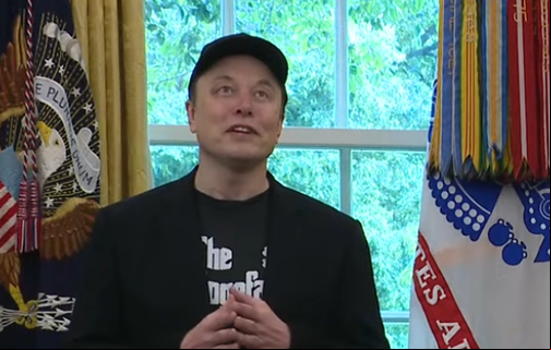 Elon Musk com o olho roxo em evento com Trump