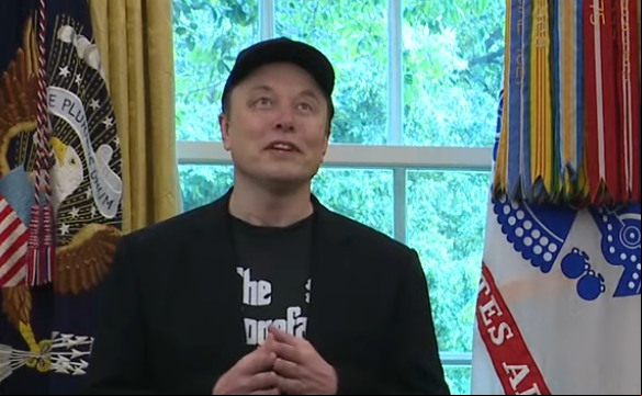 Elon Musk com o olho roxo em evento com Trump