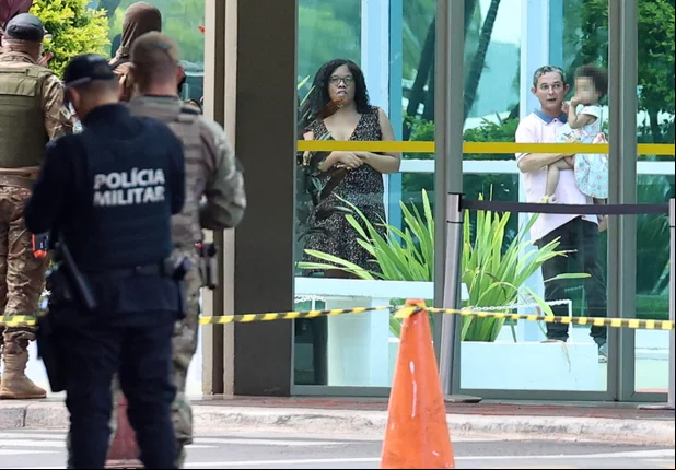 Homem suspeito de tentar explodir bomba com criança no colo