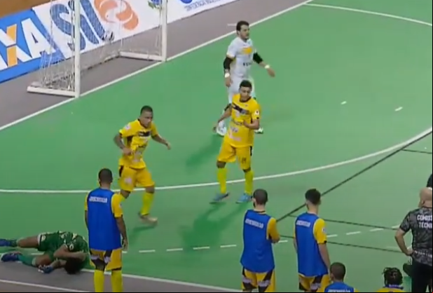 Jé do Atlético Piauiense é levado para o hospital após pancada na cabeça