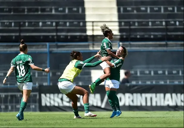 Jogadoras do Palmeiras comemoram gol da virada sobre o Corinthians pelo Brasileirão Feminino