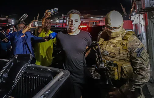 Lokinho conduzido por policiais