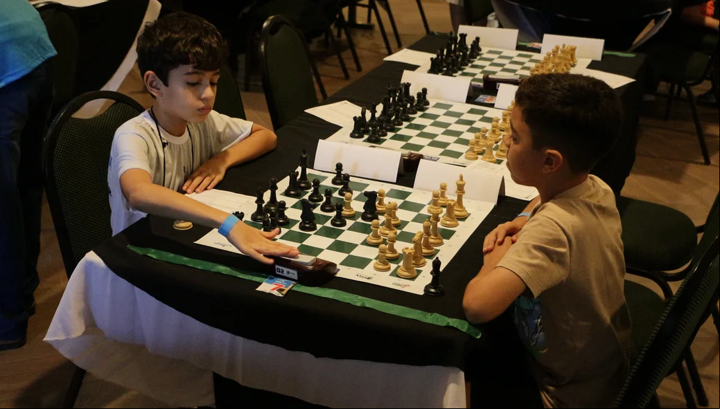 Meninos jogando no Festival Nacional da Criança (FENAC)
