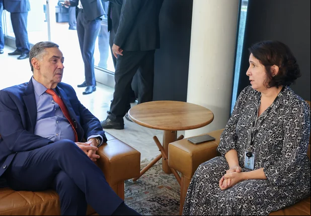 Ministro Barroso e a oficial de justiça Cristiane Oliveira