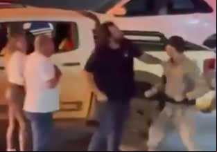 Motorista tenta bater em policial