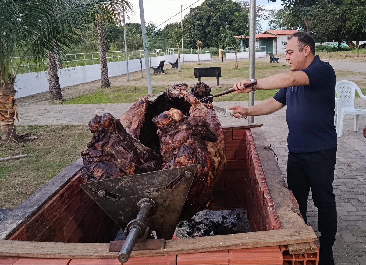 Na ocasião foi assado um boi para as mães.