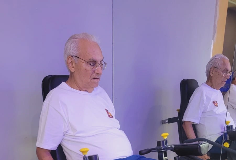 O senhor José Alves (94 anos) faz musculação terapêutica para prolongar sua vida