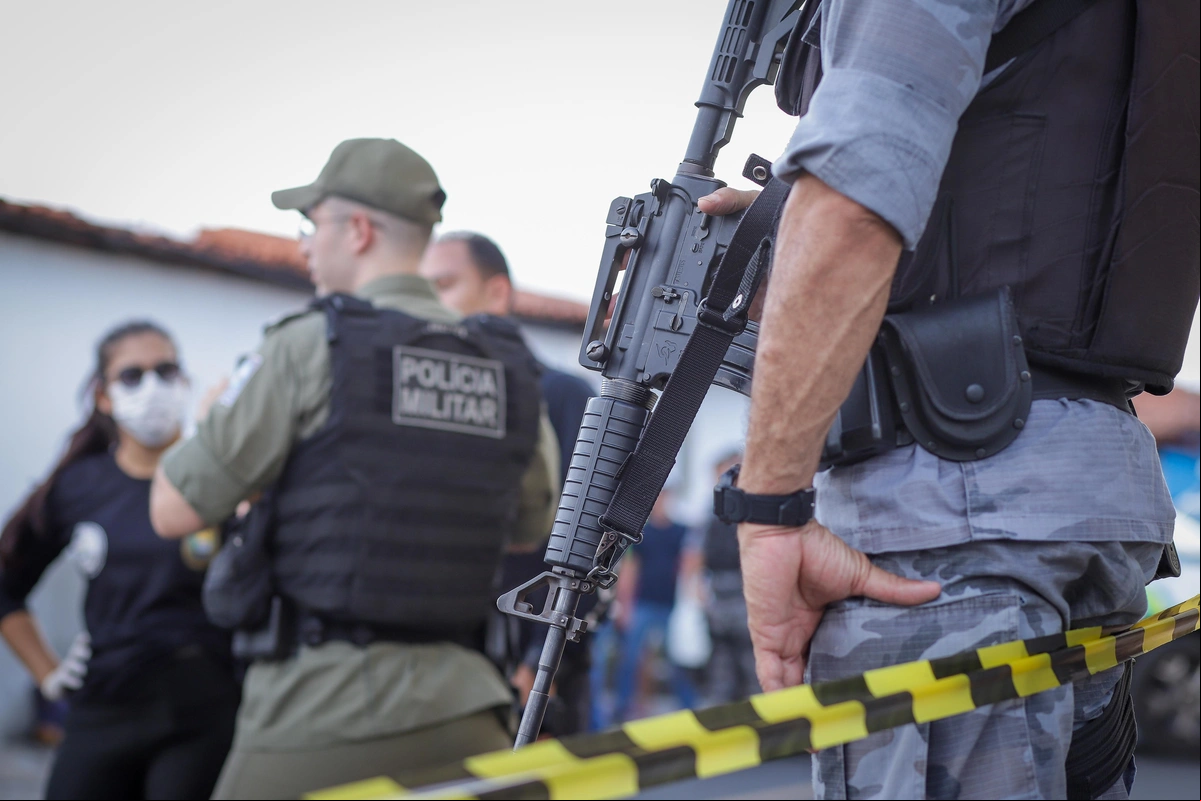 Policiais militares em atendimento ao homicídio