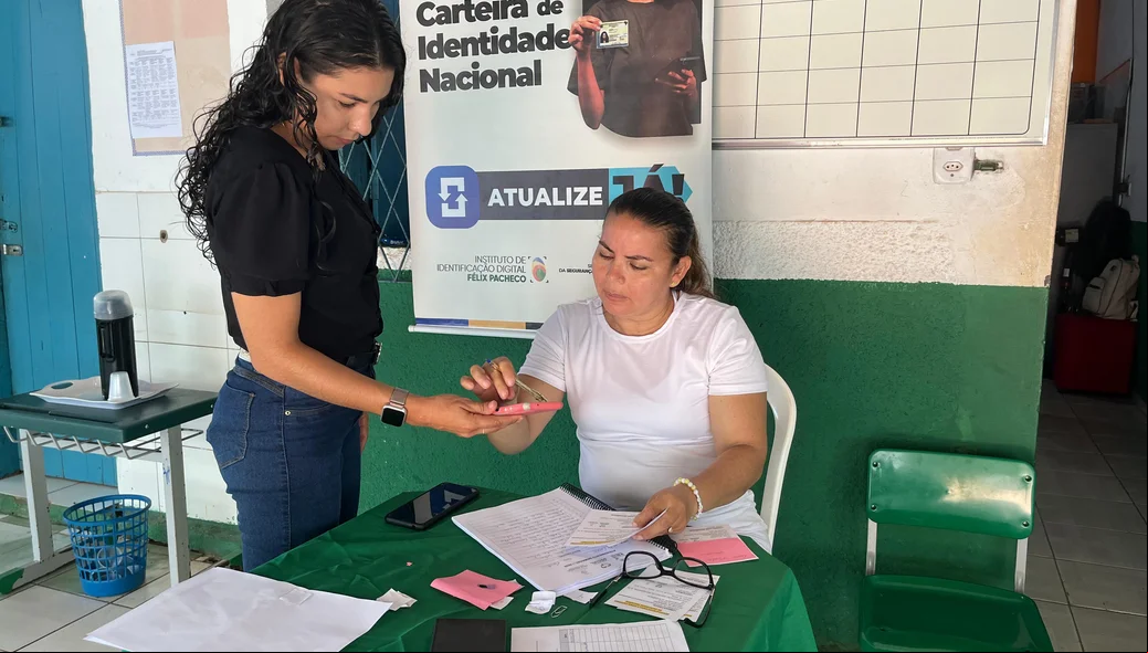 Secretaria realizando o atendimento dos moradores