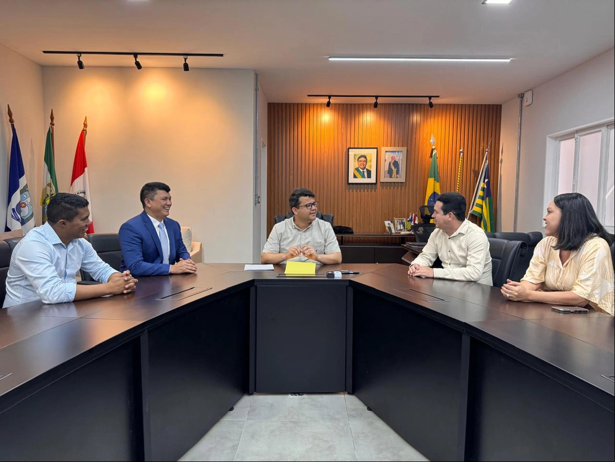 Secretário Chico Lucas recebe deputado Rubens Vieira e prefeito de Caxingó