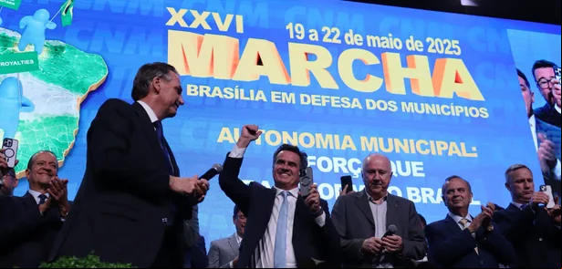 Senador Ciro Nogueira e Jair Bolsonaro discursam na Marcha dos Prefeitos