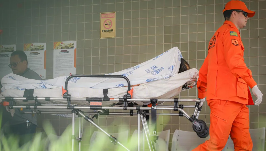 Tatiana Medeiros sendo transferida de hospital