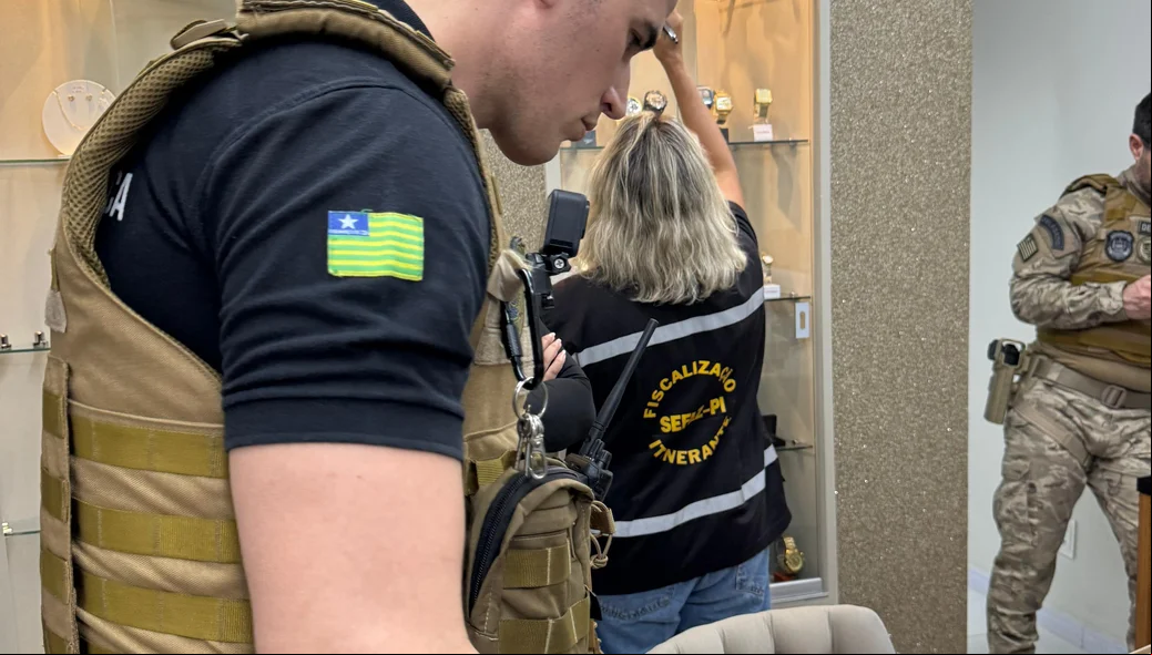 Barras de ouro foram encontradas na residência de um dos investigados